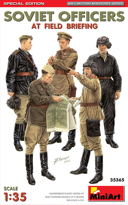 SOVIET OFFICERS AT FIELD BRIEFING 1/35